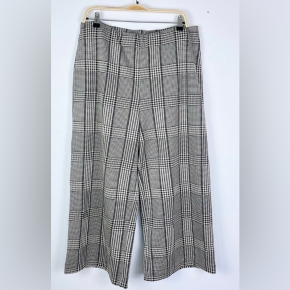 *H&M Wide legged city pant. Plaid cropped. 17 " -20" waist - Picture 2 of 4